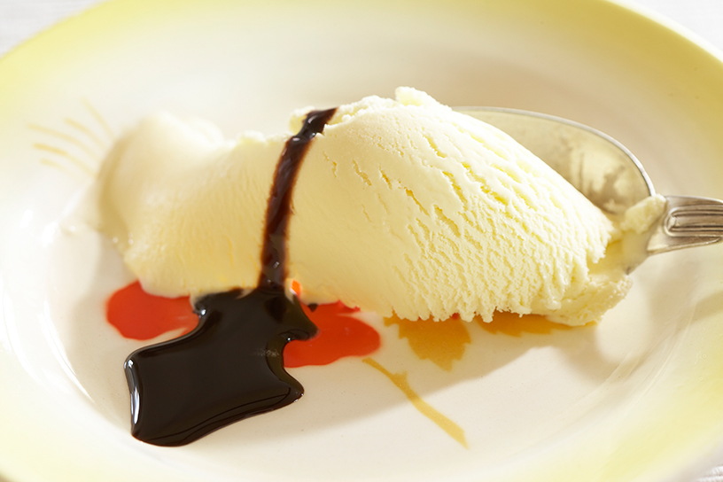 Vanille ijs met chocoladesaus